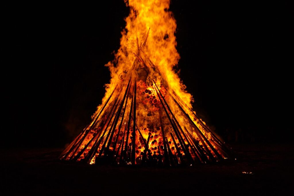 hans-midsummer-142494_1280 Sonnwendfeuer