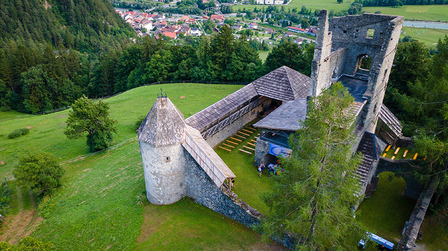 1-DJI_0039_900px Luftbild der Hohenburg, im Hintergrund das Siedlungsgebiet von Oberdrauburg